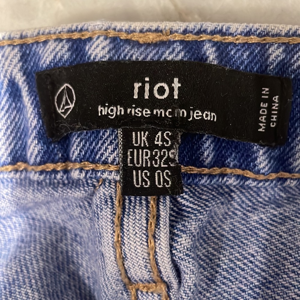 Missguided Riot High Rise Mom Jeans - Picture 5 of 10
